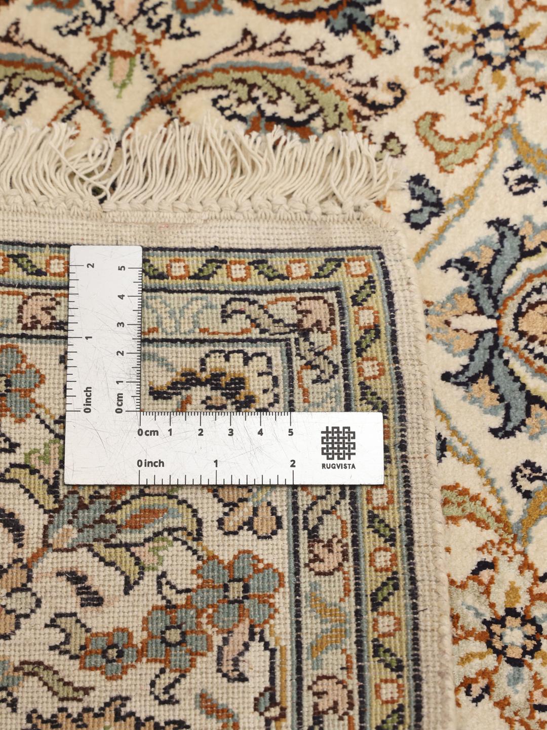 Handgeknoopte Kashmir zijden loper met bloemmotieven in beige, blauwe en groene tinten