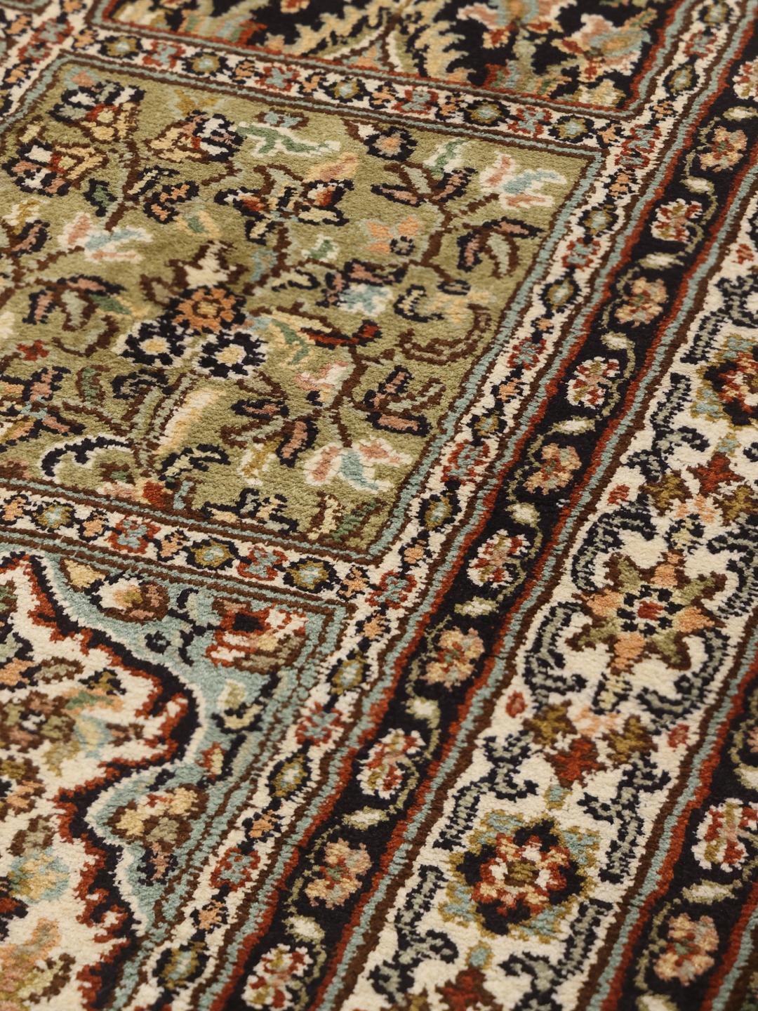 Håndknyttet indisk Kashmir-løber i silke med beige og flerfarvet paneldesign