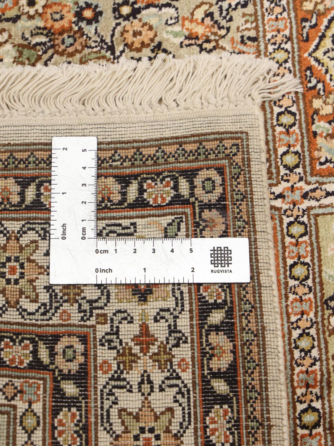 Håndknyttet indisk Kashmir-løber i silke med beige og flerfarvet paneldesign