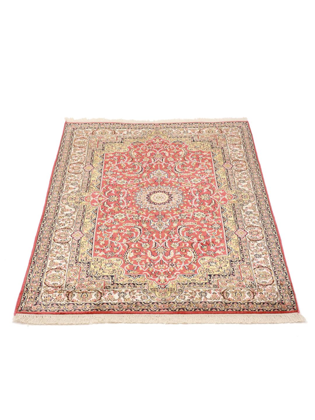 Handgeknoopt Kashmir zijden tapijt uit India met een levendig rood bloemendesign.