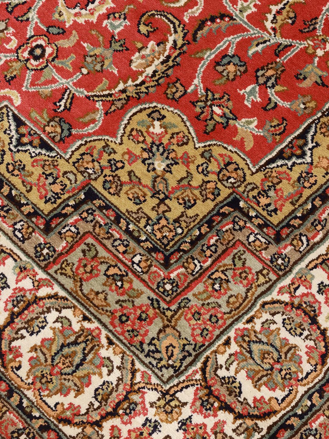 Handgeknoopt Kashmir zijden tapijt uit India met een levendig rood bloemendesign.
