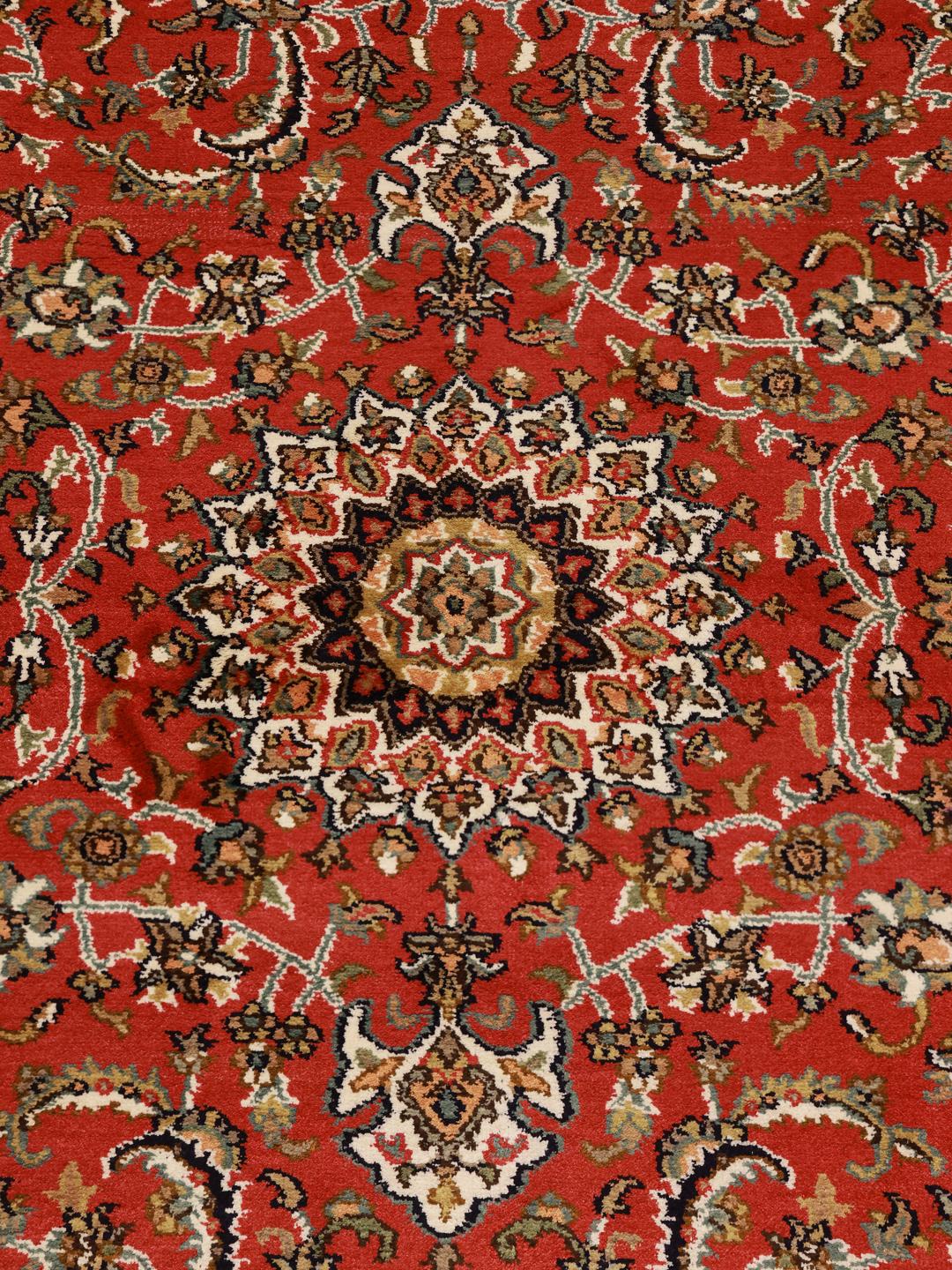 Handgeknoopt Kashmir zijden tapijt uit India met een levendig rood bloemendesign.