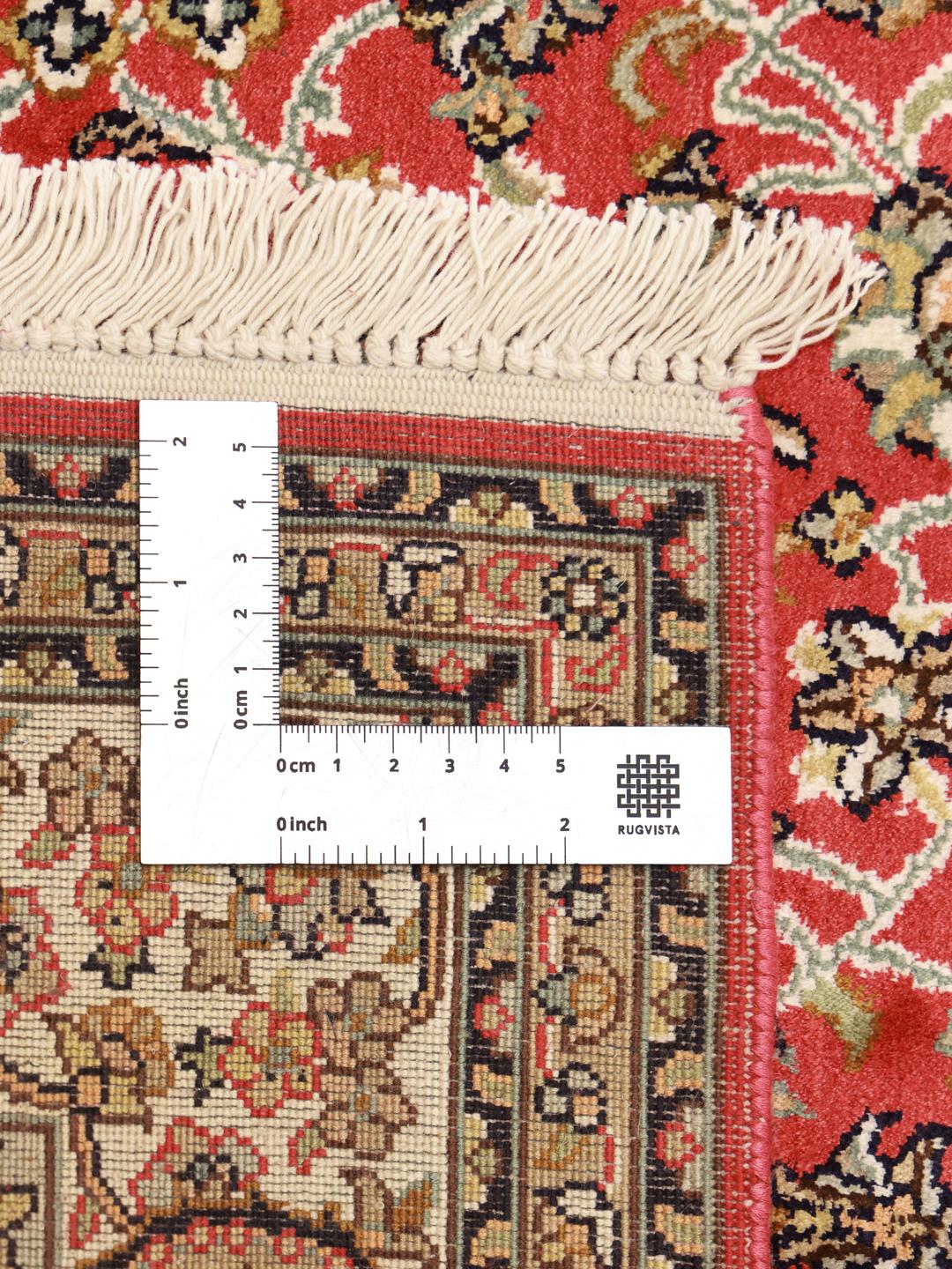 Handgeknoopt Kashmir zijden tapijt uit India met een levendig rood bloemendesign.