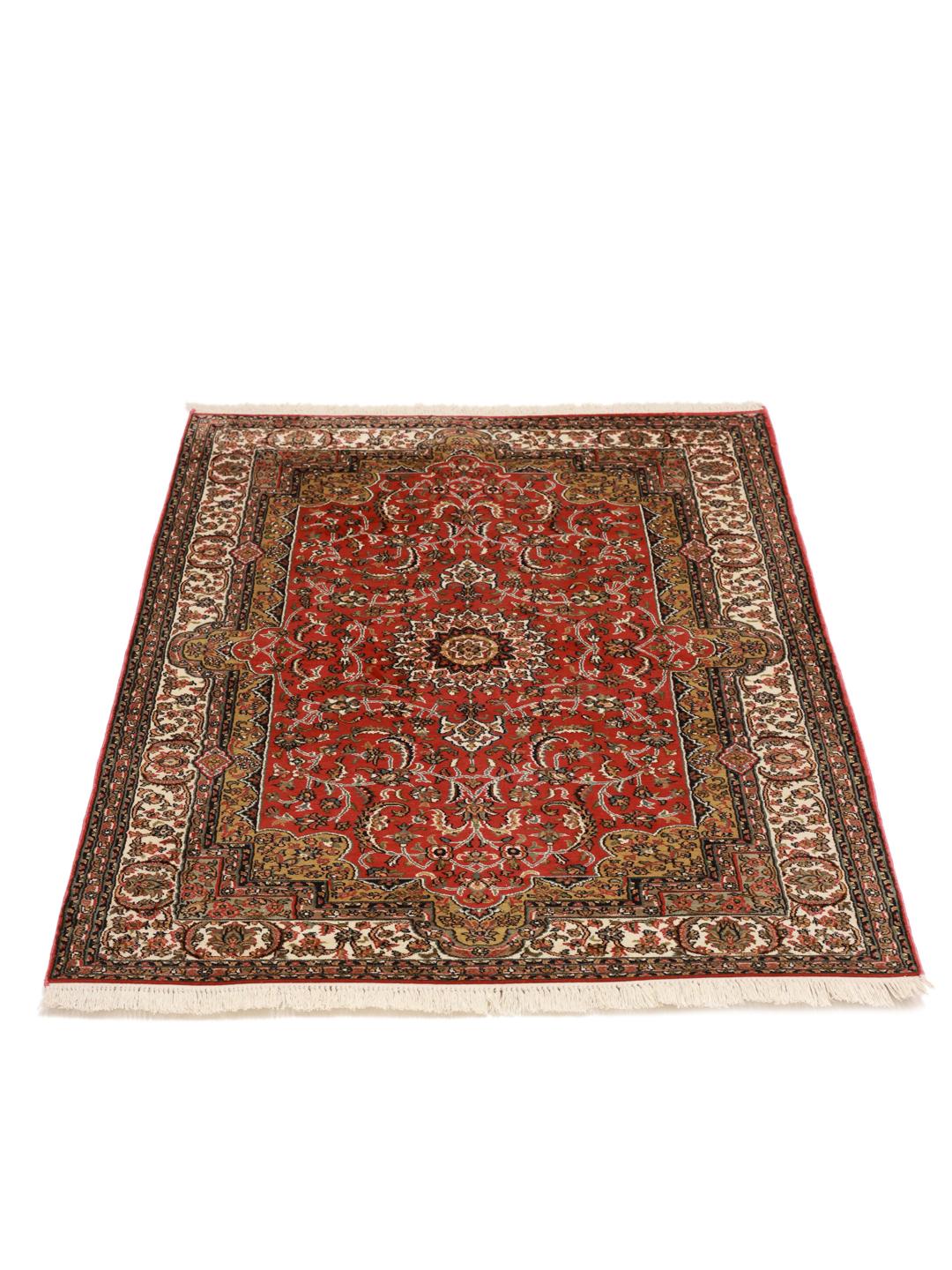 Handgeknoopt Kashmir zijden tapijt uit India met een levendig rood bloemendesign.