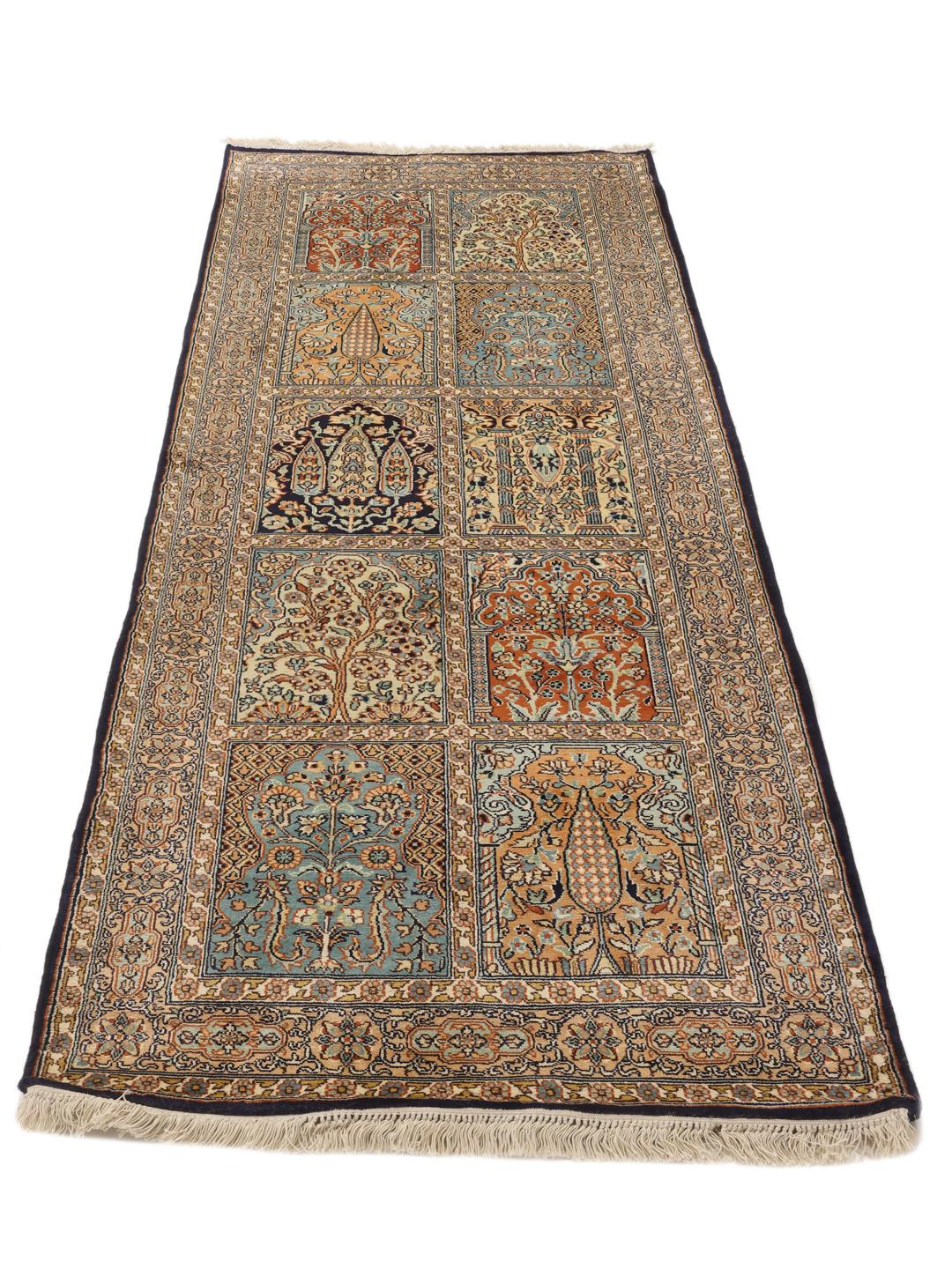Håndknyttet Kashmir-silkeløber i beige med et havetema-paneldesign.