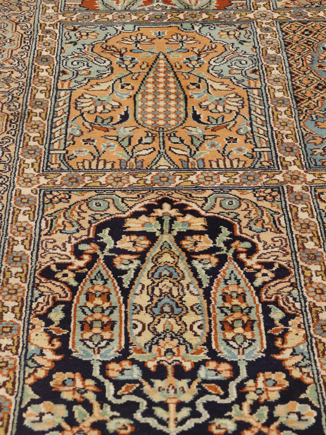 Håndknyttet Kashmir-silkeløber i beige med et havetema-paneldesign.