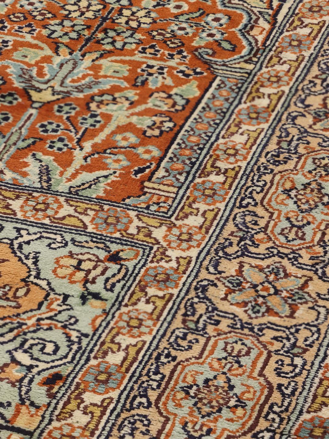 Håndknyttet Kashmir-silkeløber i beige med et havetema-paneldesign.