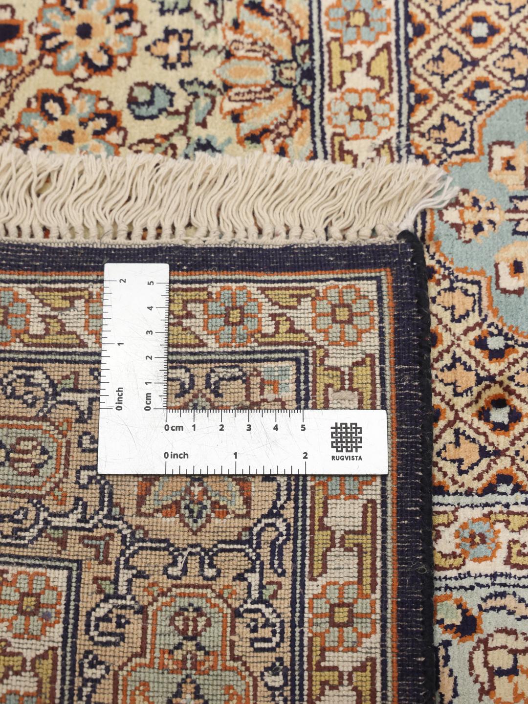 Håndknyttet Kashmir-silkeløber i beige med et havetema-paneldesign.