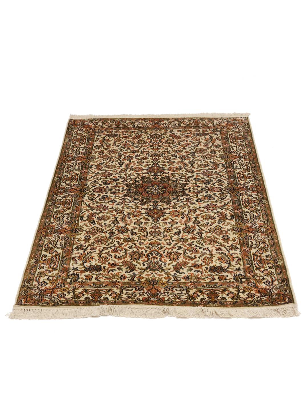 Et luksuriøst håndknyttet Kashmir-silketæppe fra Indien med et fint blomstermønster i beige toner.