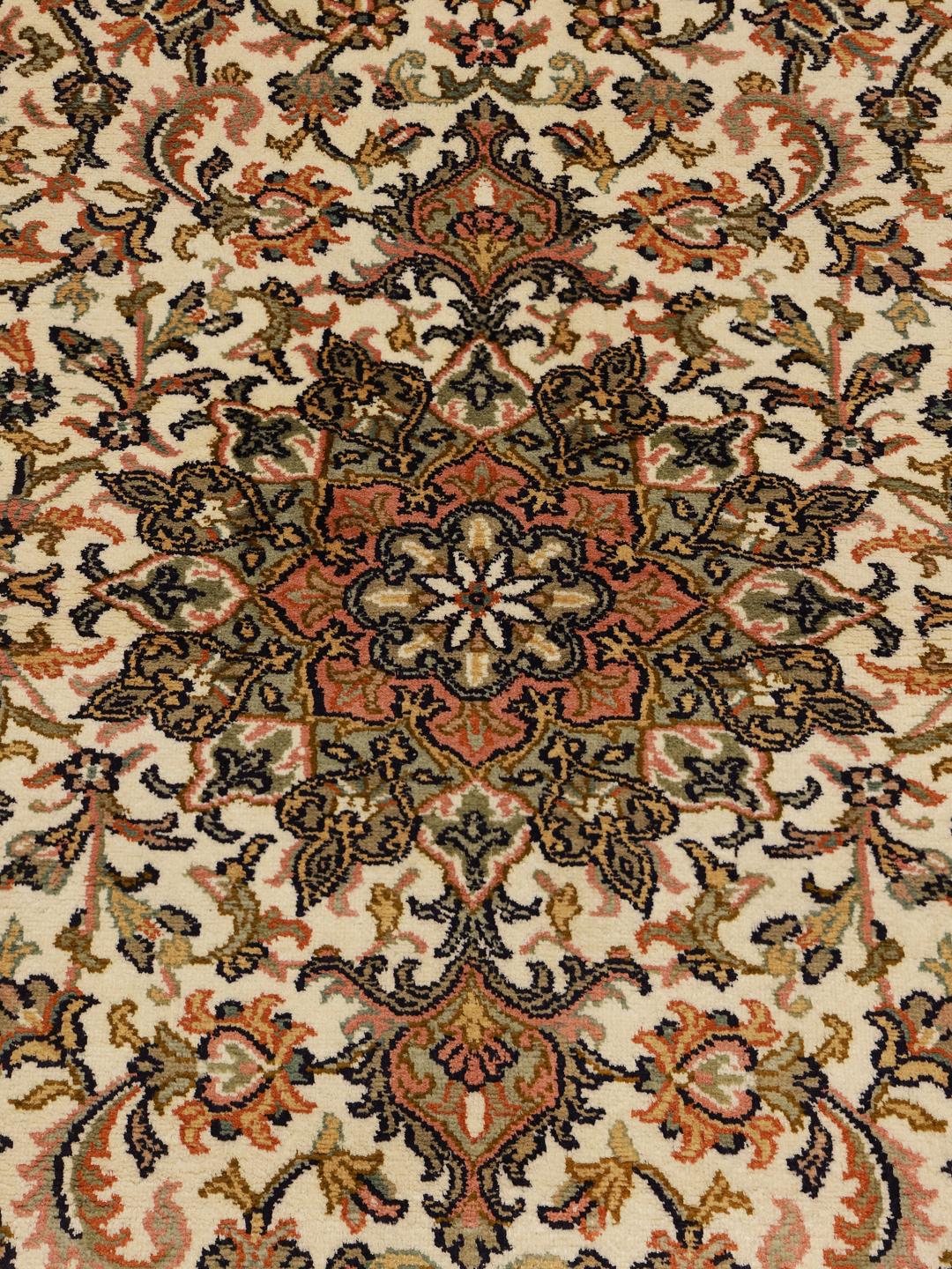 Et luksuriøst håndknyttet Kashmir-silketæppe fra Indien med et fint blomstermønster i beige toner.