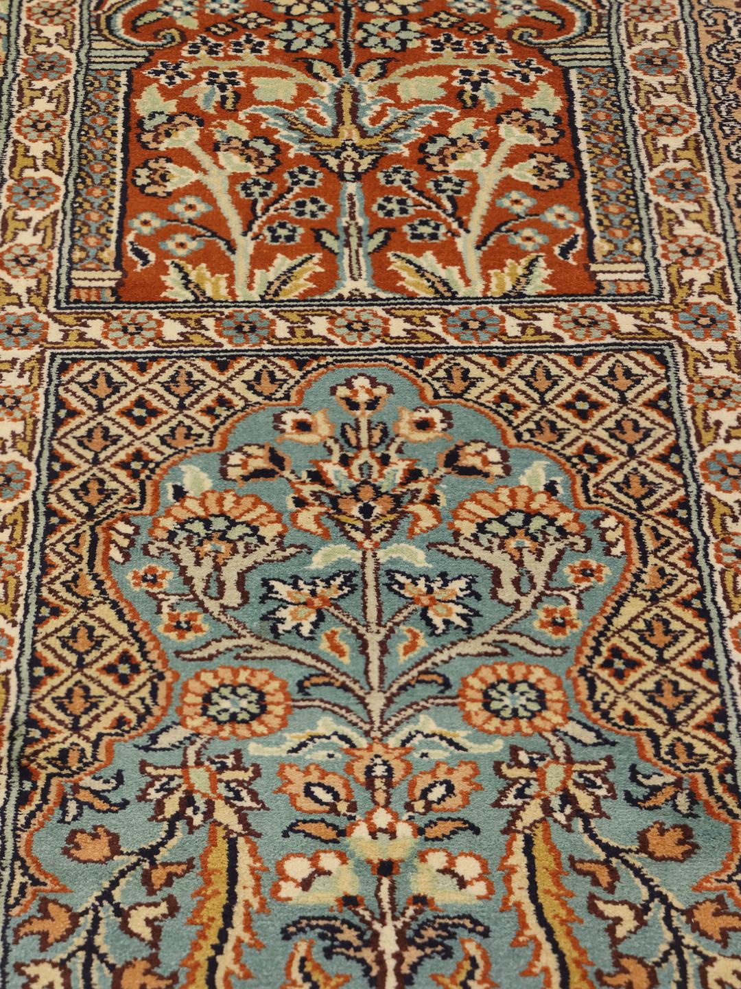 Håndknyttet Kashmir silkeløber med intrikate blomsterpaneler i en beige og flerfarvet palet fra Indien.