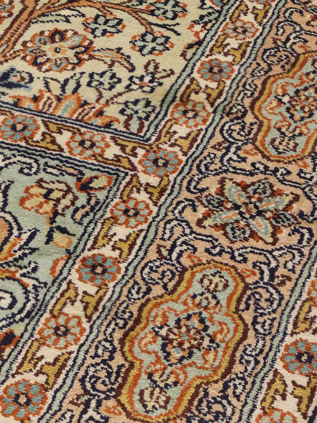 Håndknyttet Kashmir silkeløber med intrikate blomsterpaneler i en beige og flerfarvet palet fra Indien.