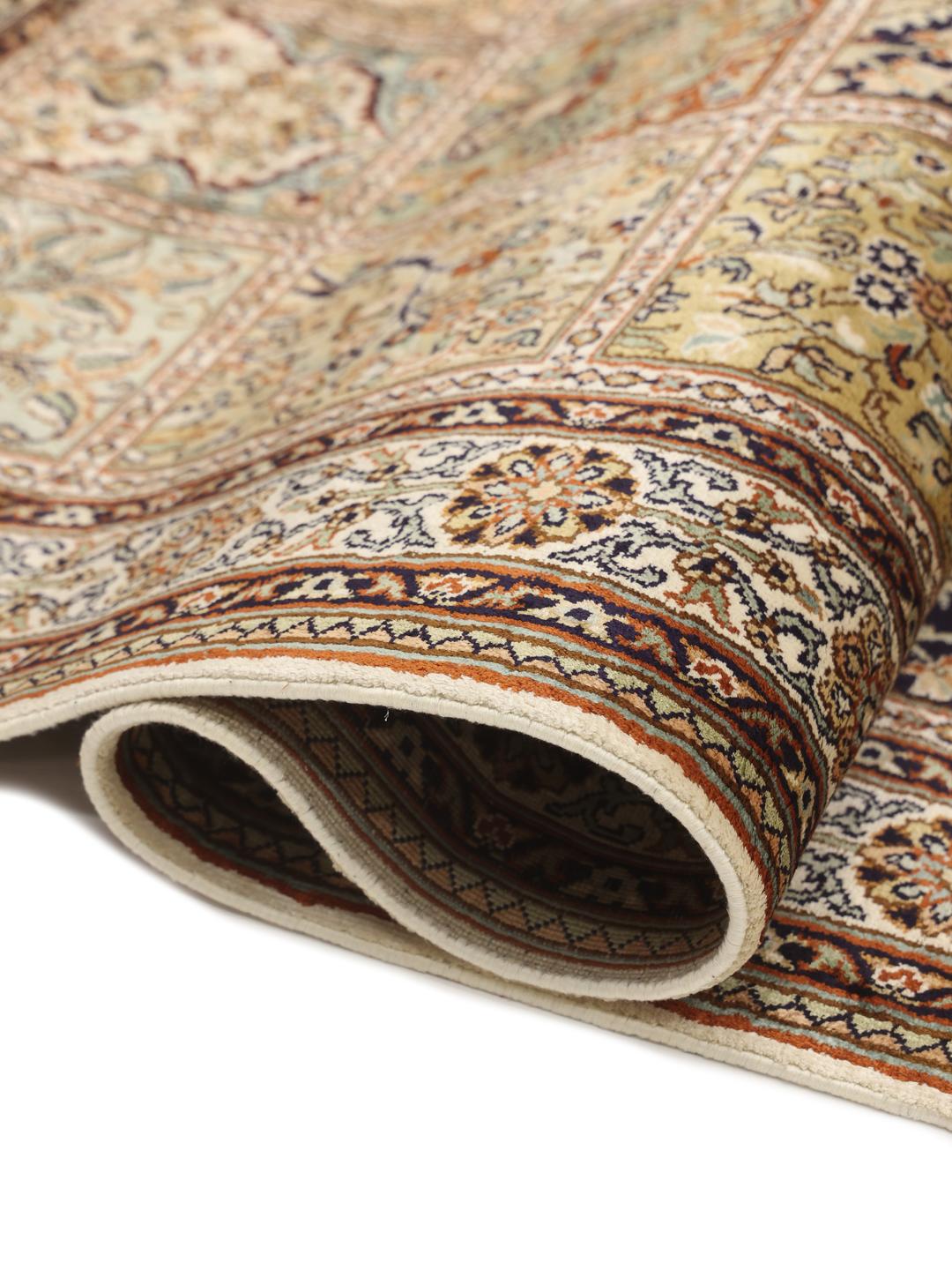En håndknyttet Kashmir-silkeløber fra Indien i multifarver med et gittermønster.