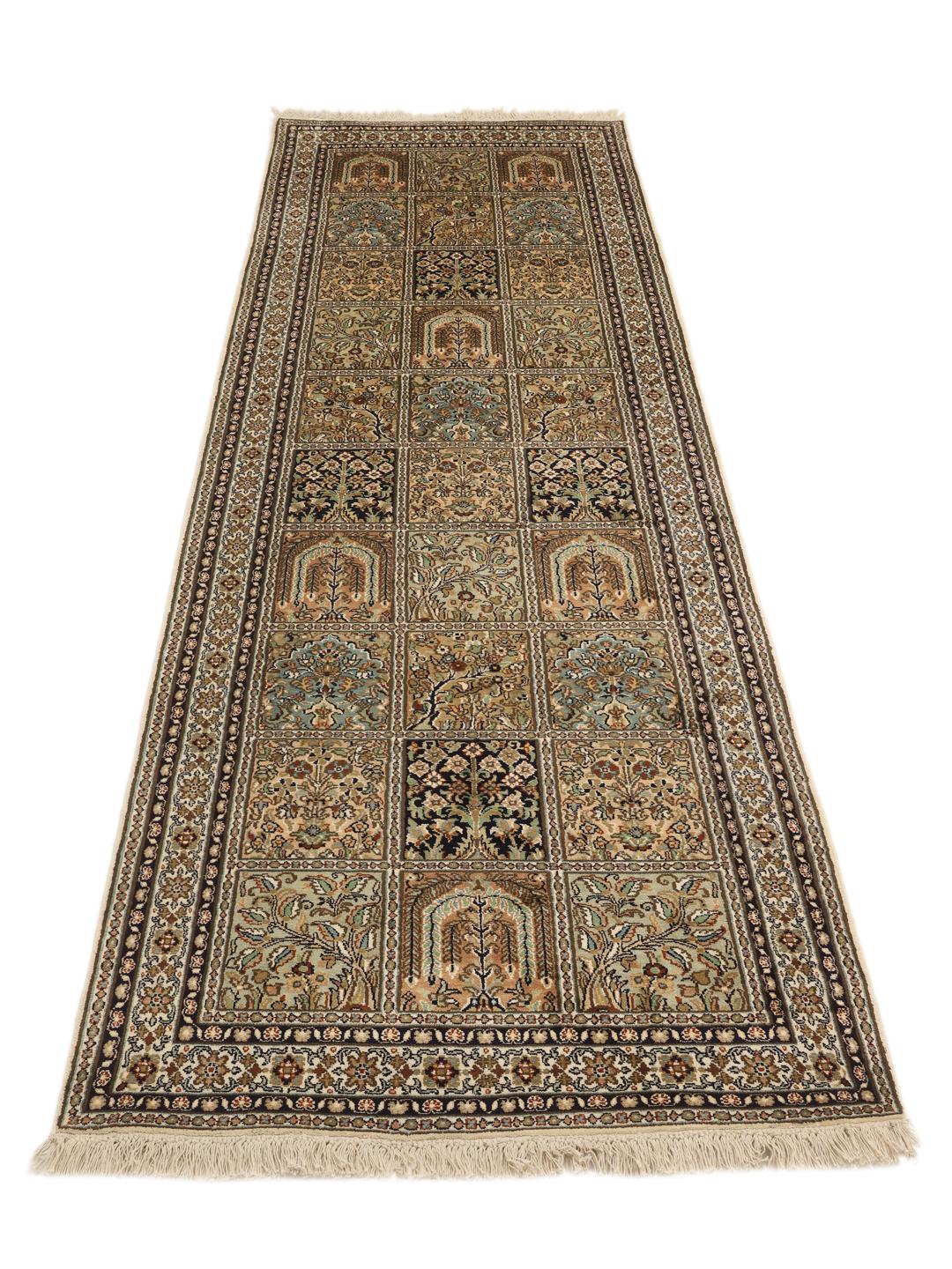 Håndknyttet Kashmir-løber i silke med geometrisk gitter og blomstermotiver i beige og blå toner fra Indien.