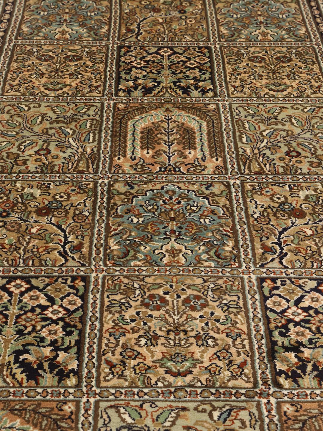 Håndknyttet Kashmir-løber i silke med geometrisk gitter og blomstermotiver i beige og blå toner fra Indien.