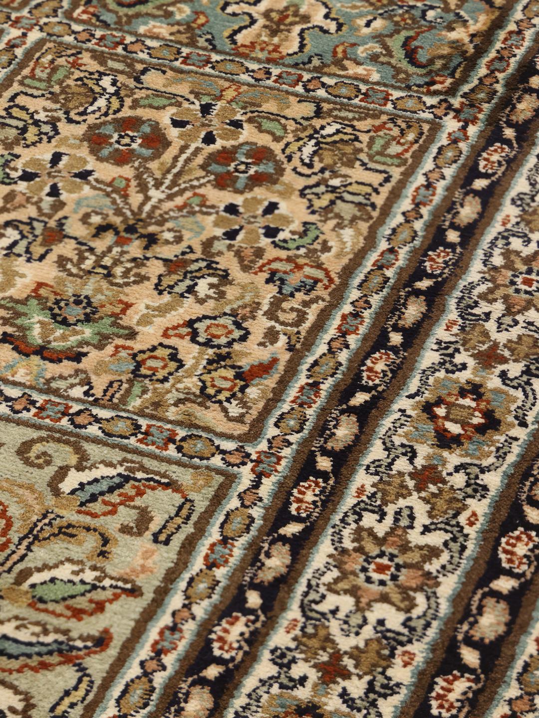 Håndknyttet Kashmir-løber i silke med geometrisk gitter og blomstermotiver i beige og blå toner fra Indien.