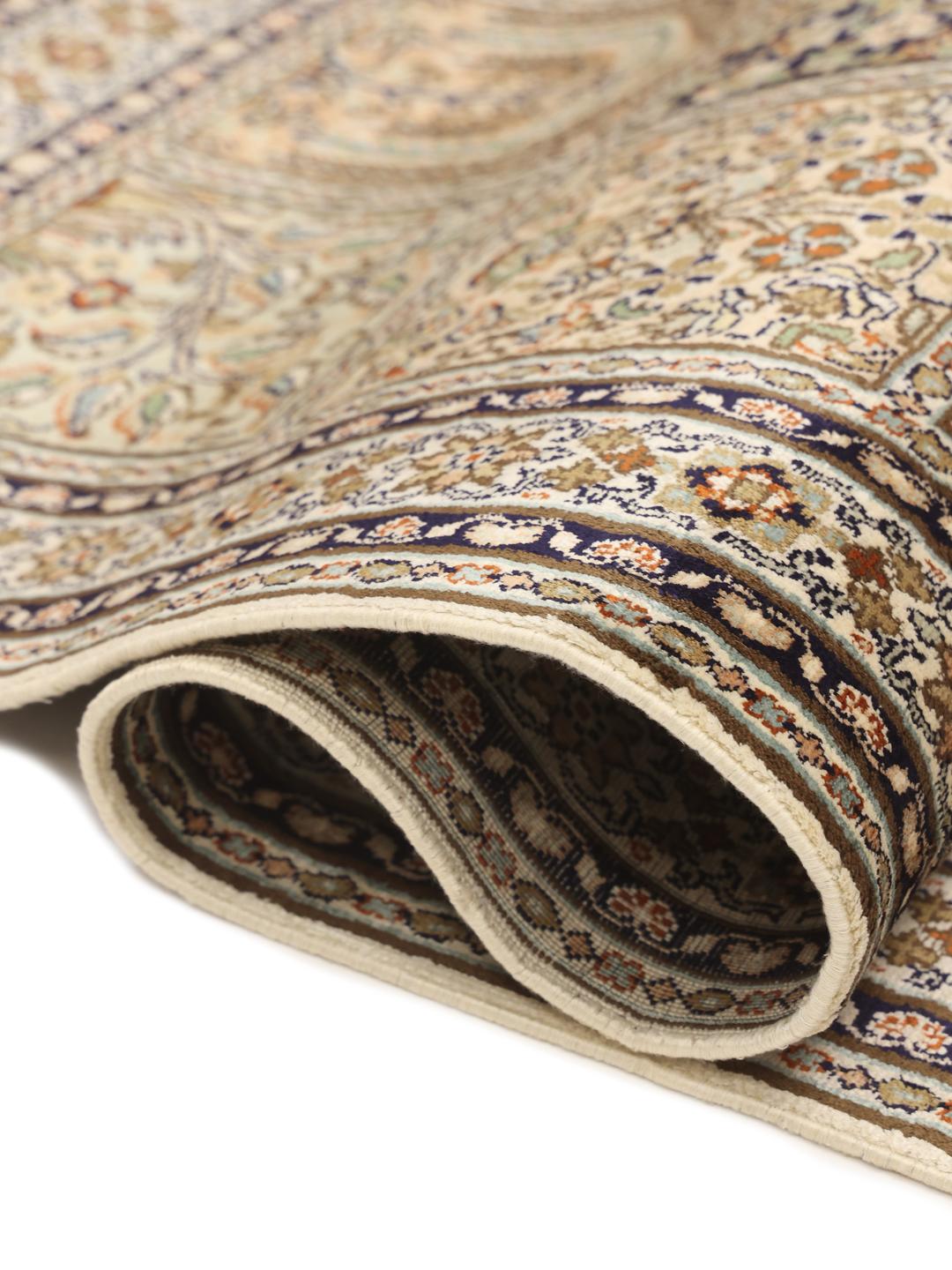 Håndknyttet Kashmir-løber i silke med geometrisk gitter og blomstermotiver i beige og blå toner fra Indien.
