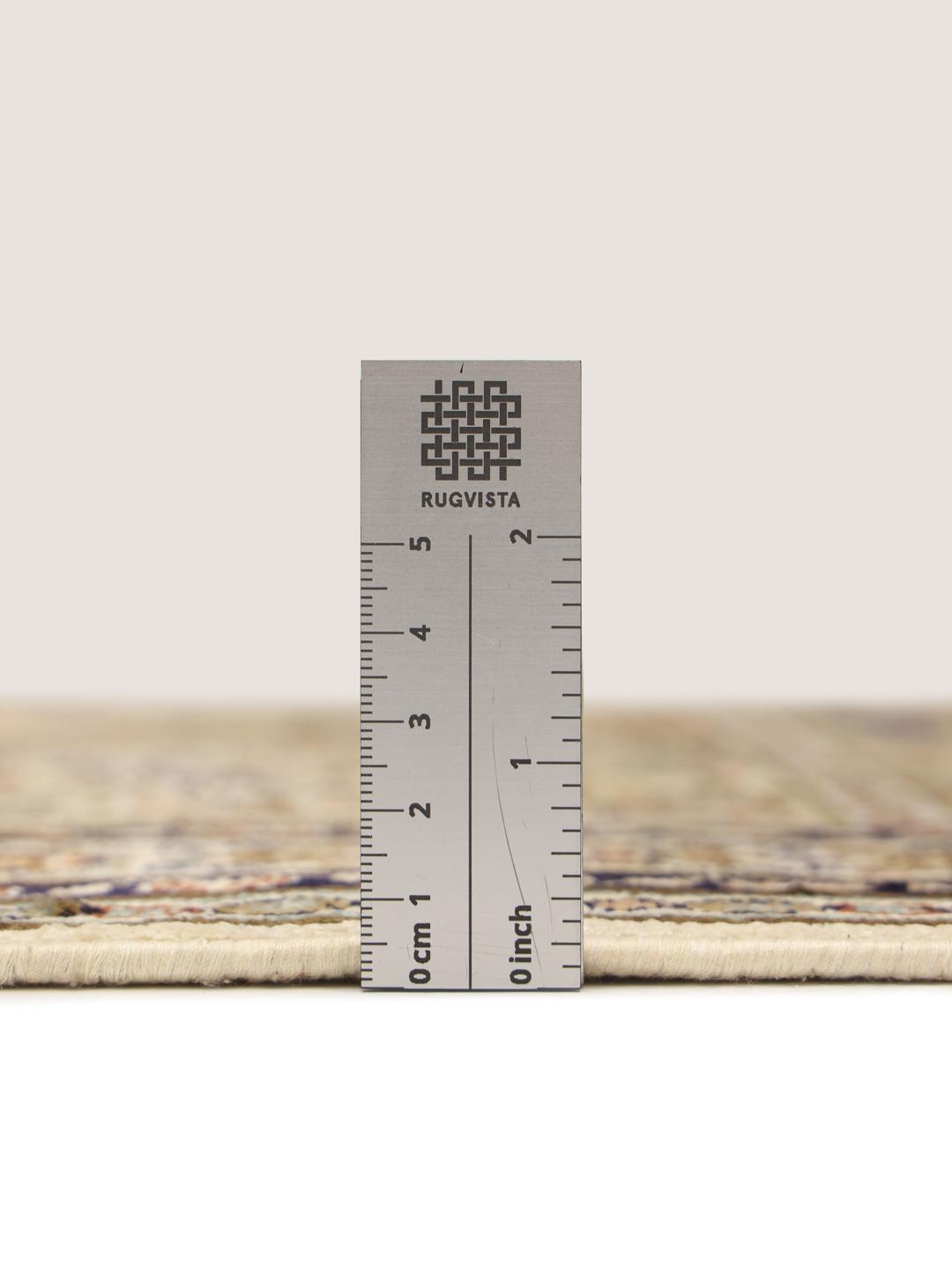 Håndknyttet Kashmir-løber i silke med geometrisk gitter og blomstermotiver i beige og blå toner fra Indien.