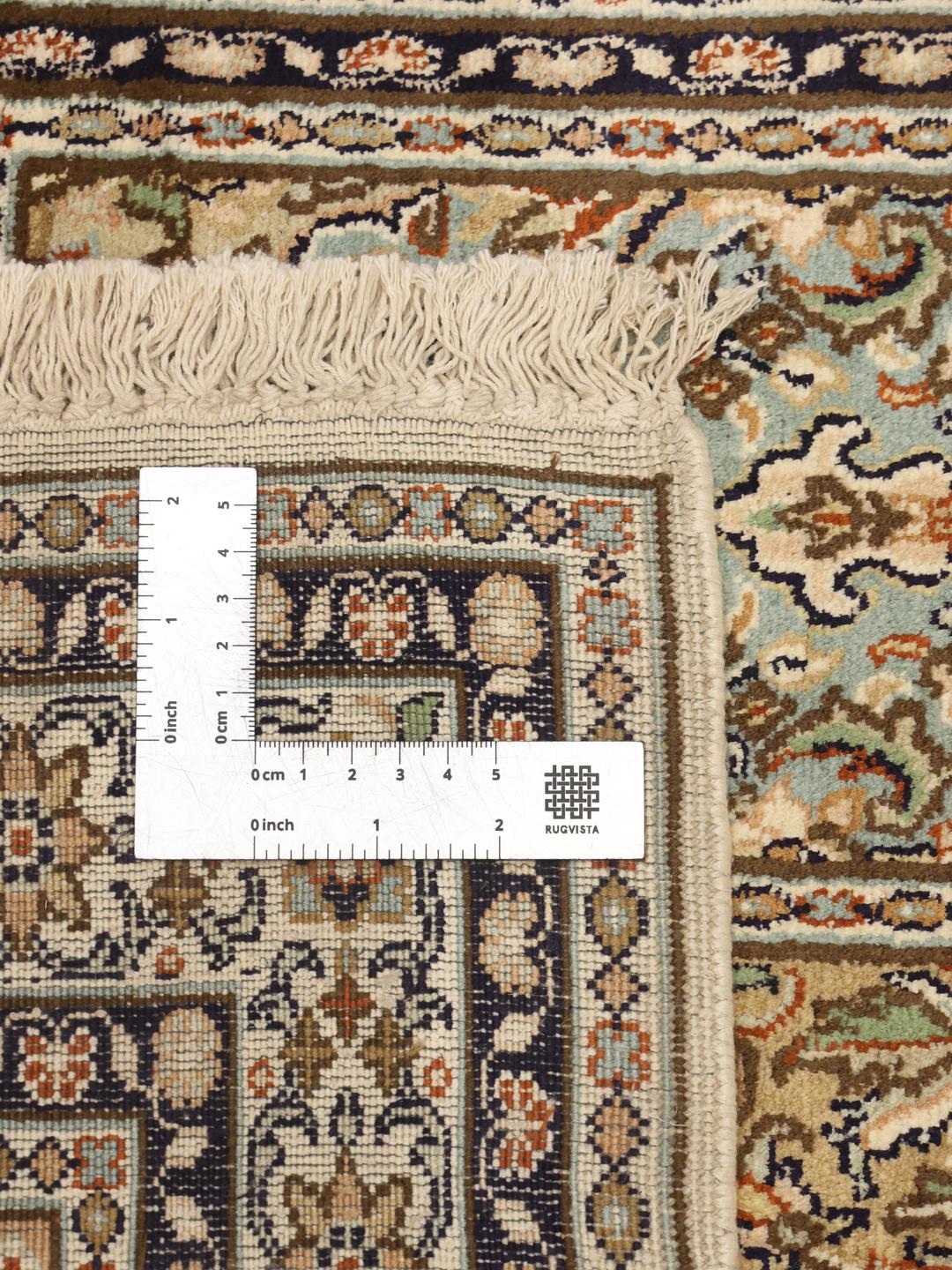 Håndknyttet Kashmir-løber i silke med geometrisk gitter og blomstermotiver i beige og blå toner fra Indien.