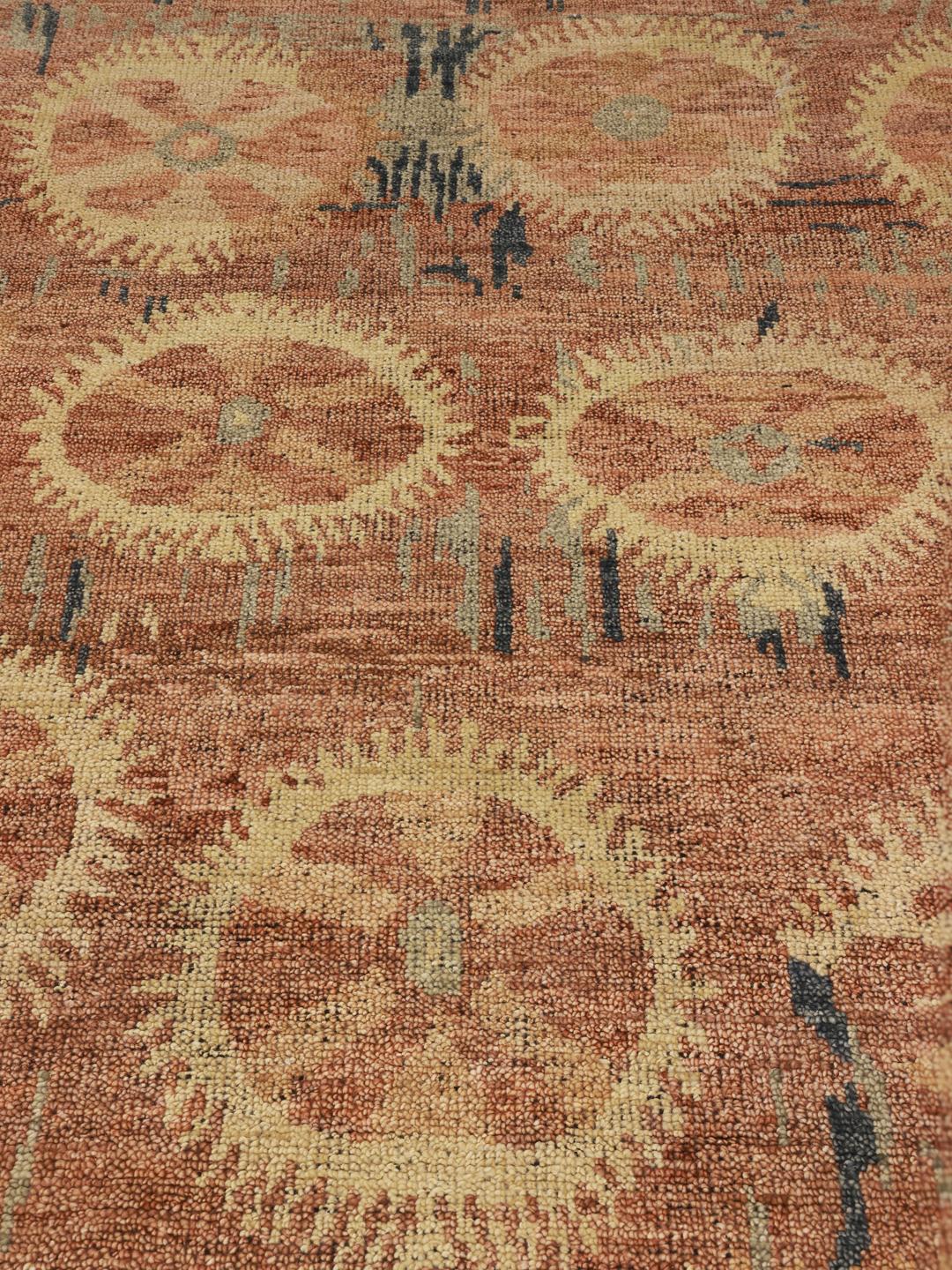 Handgeknoopt Usak Indo tapijt uit India met een meerkleurig artistiek patroon