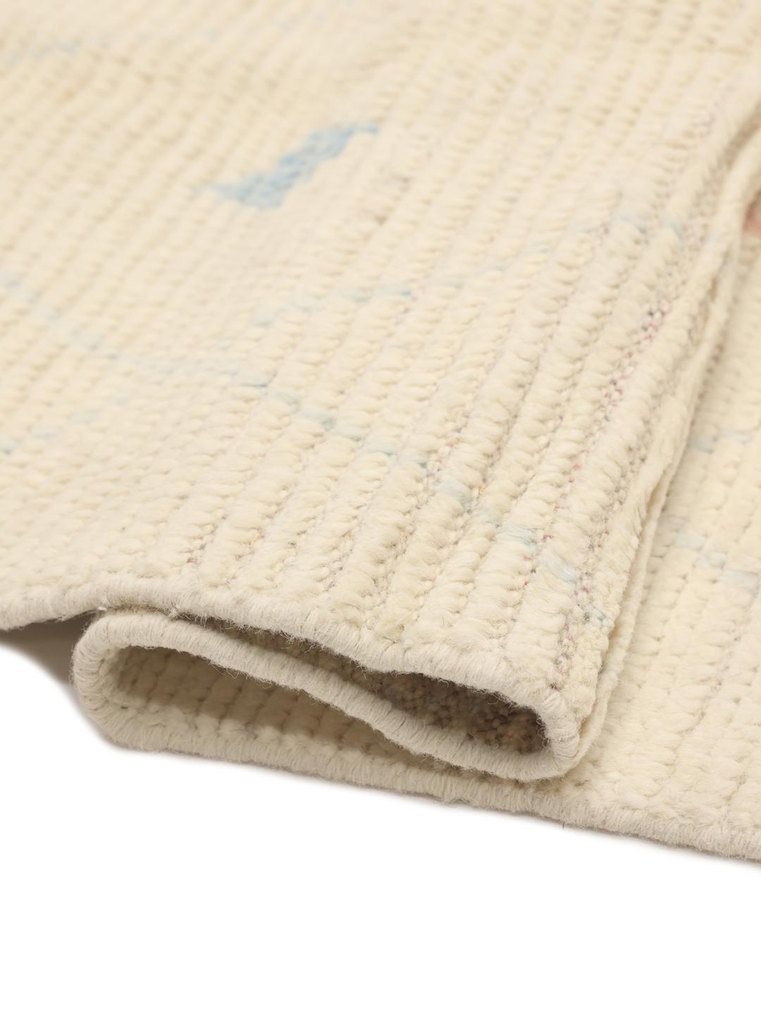 Handgeknoopt Afghaans tapijt met een beige basis en kleurrijk ruitpatroon