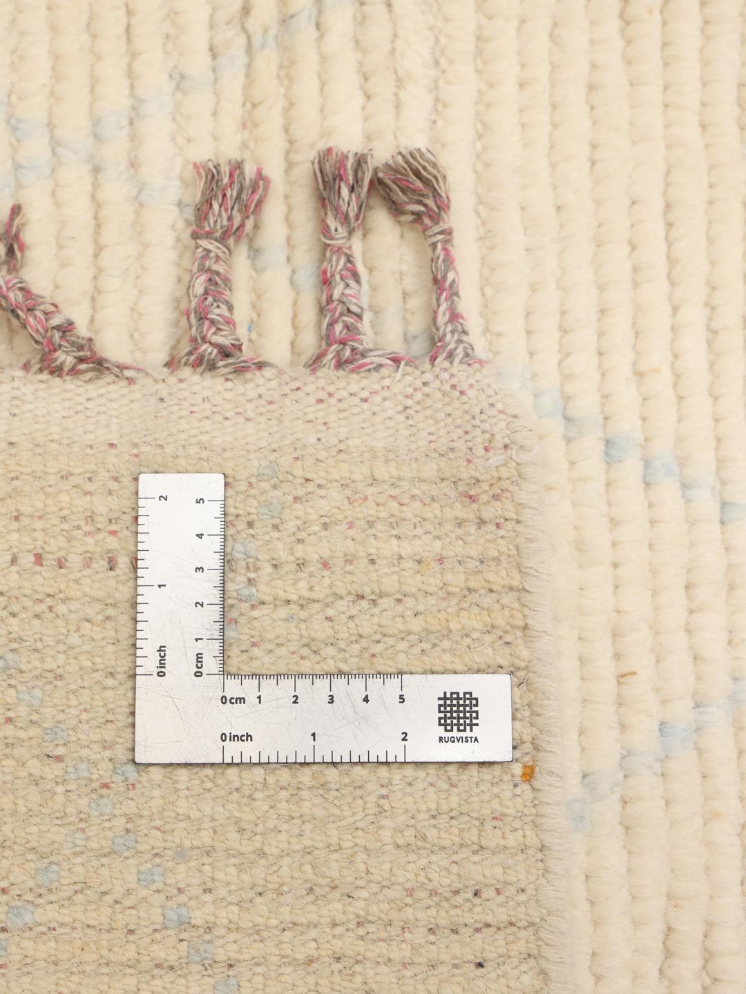 Handgeknoopt Afghaans tapijt met een beige basis en kleurrijk ruitpatroon