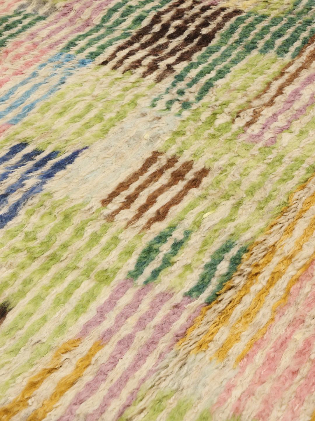Un tapis berbère multicolore noué à la main, originaire d'Afghanistan.