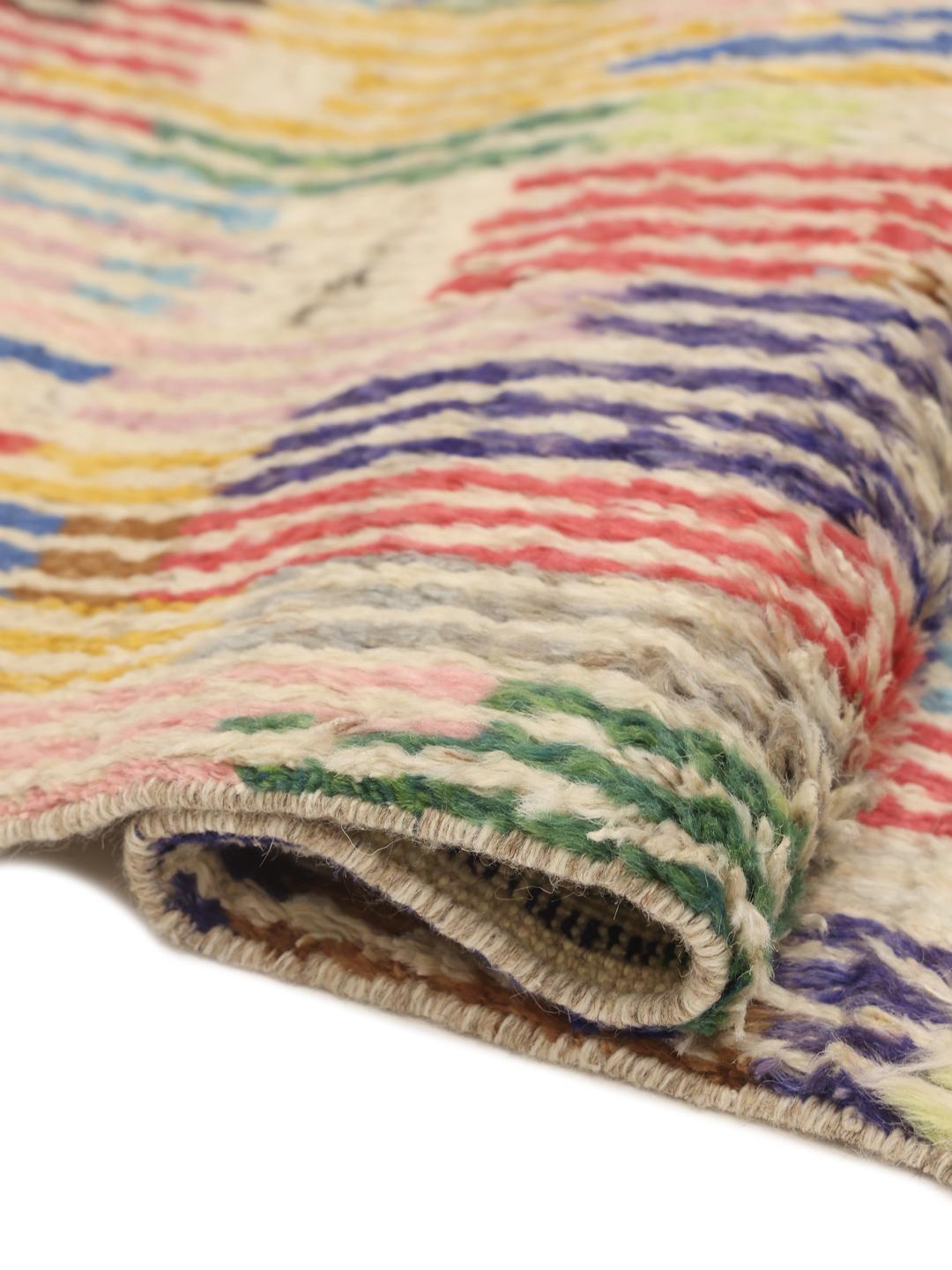 Un tapis berbère multicolore noué à la main, originaire d'Afghanistan.