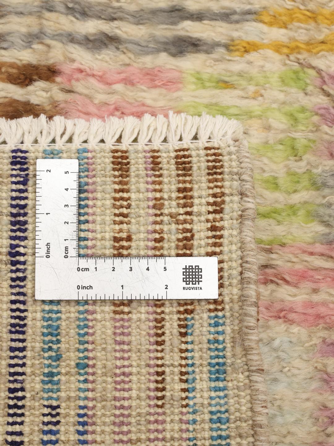 Un tapis berbère multicolore noué à la main, originaire d'Afghanistan.