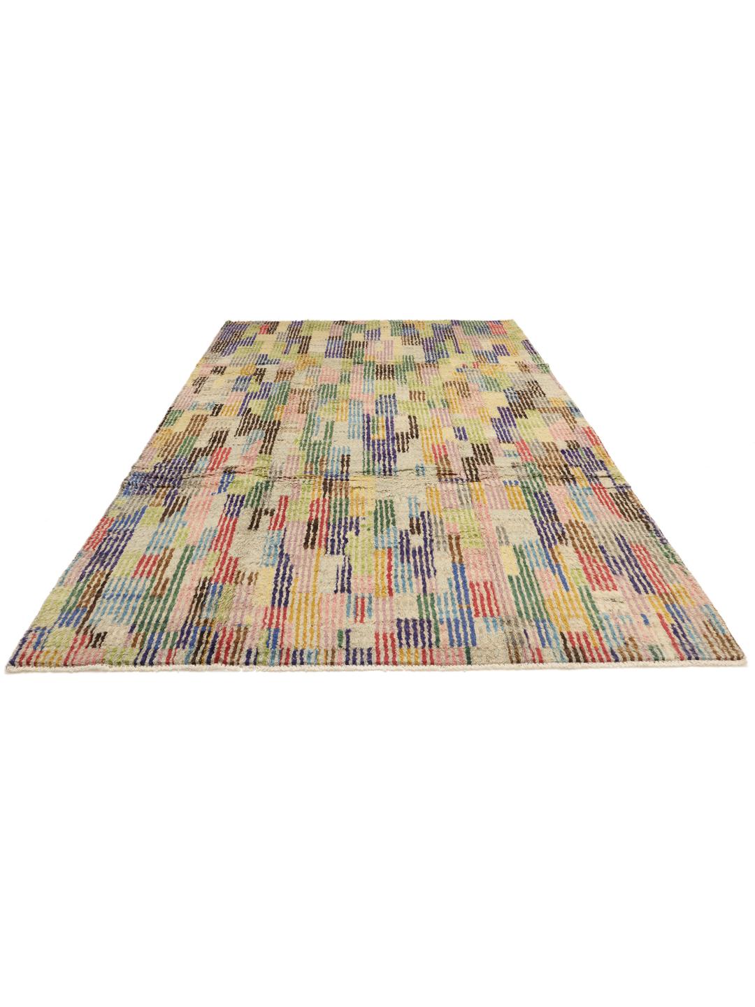 Un tapis berbère multicolore noué à la main, originaire d'Afghanistan.