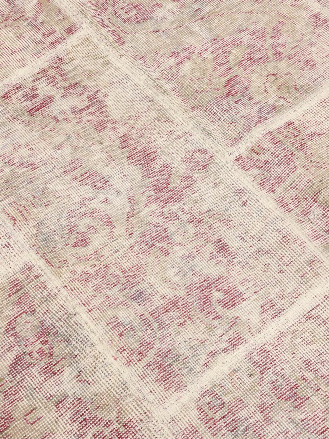 Rundt patchworktæppe med beige og dæmpede røde toner fra Mellemøsten.