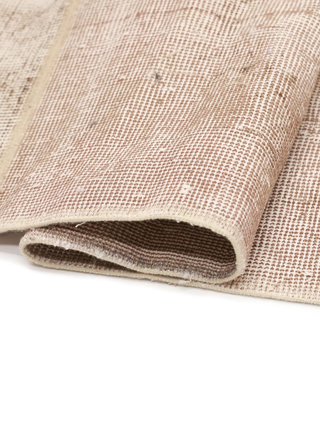 Et neutralt beige patchwork uldtæppe med et rektangulært gittermønster fra Mellemøsten.