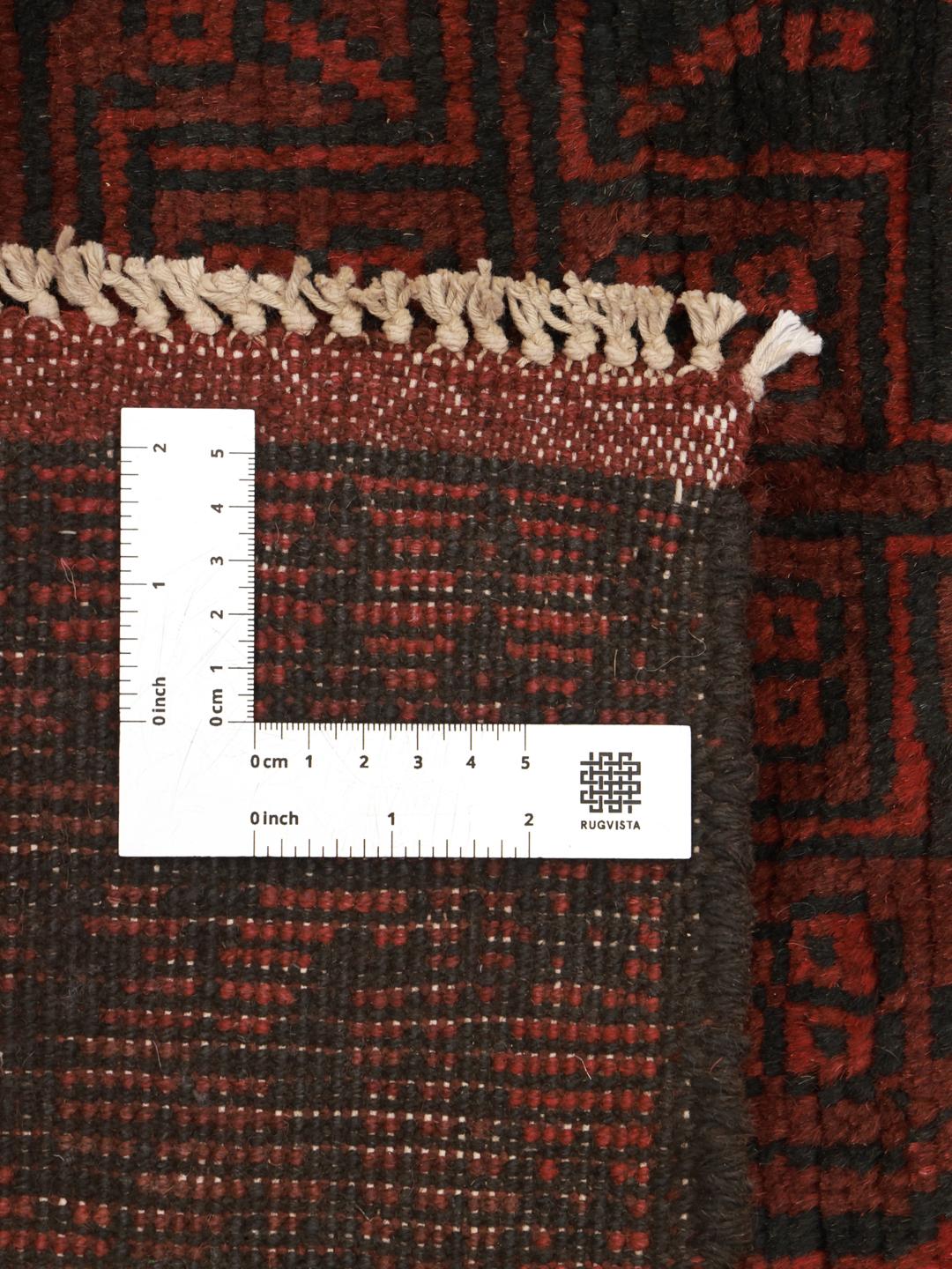 Håndknyttet Afghan Akhche-tæppe med en dyb rød bund og mørke geometriske motiver