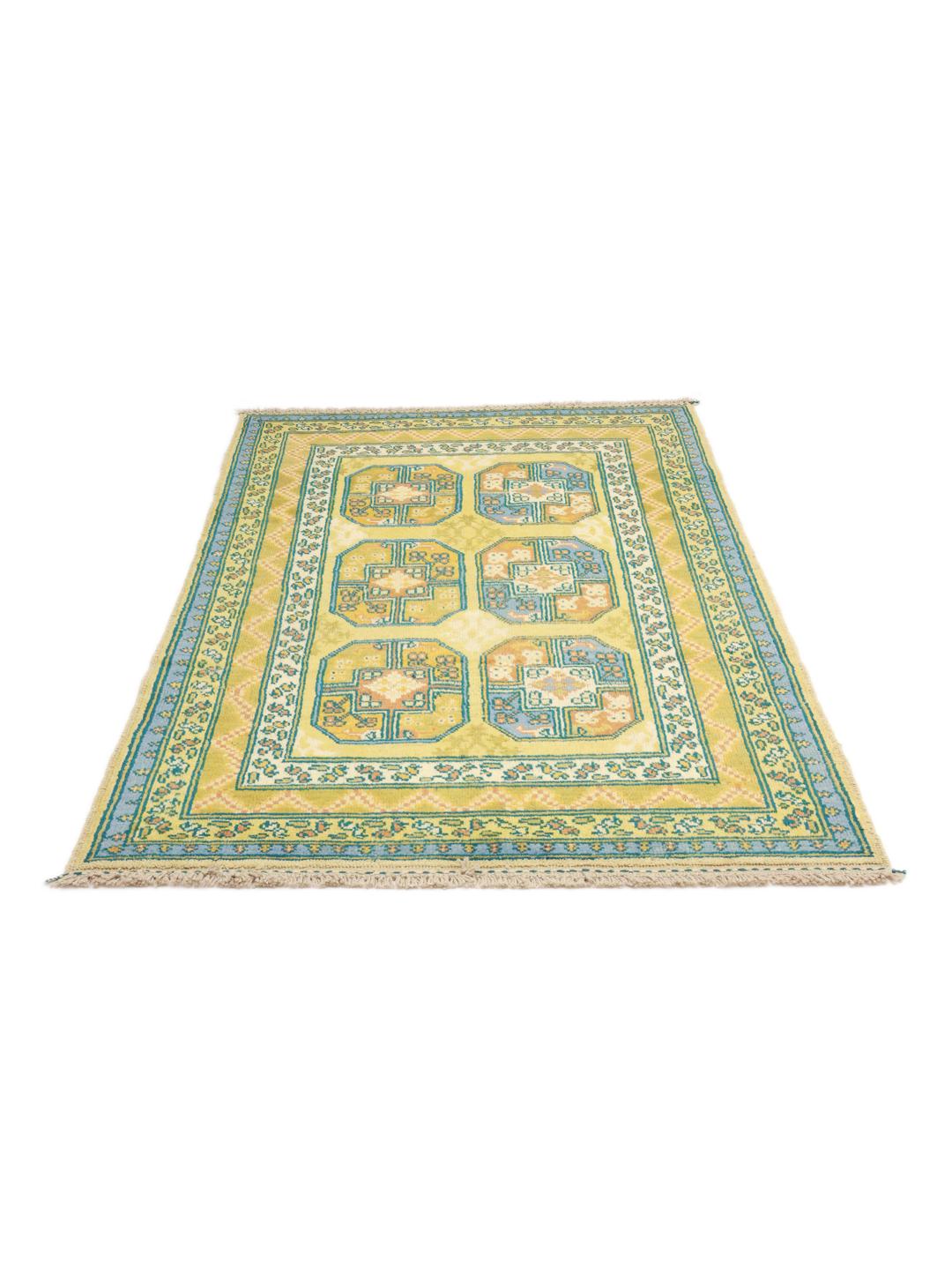 Håndknyttet Afghan Akhche tæppe med gul bund og traditionelle motiver.