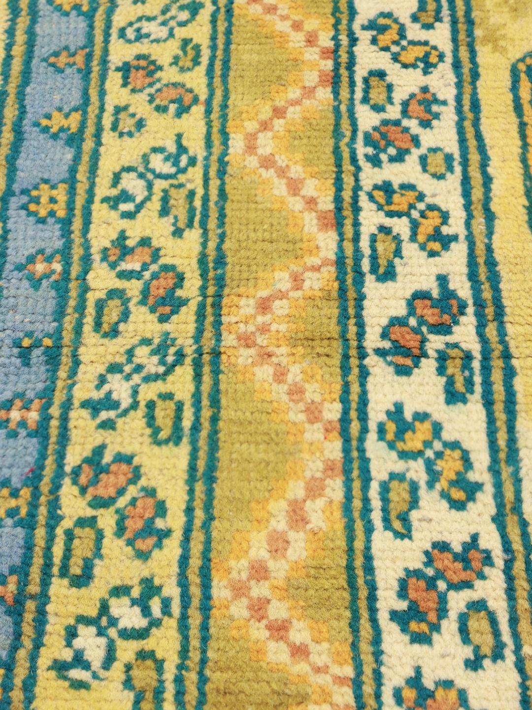 Håndknyttet Afghan Akhche tæppe med gul bund og traditionelle motiver.