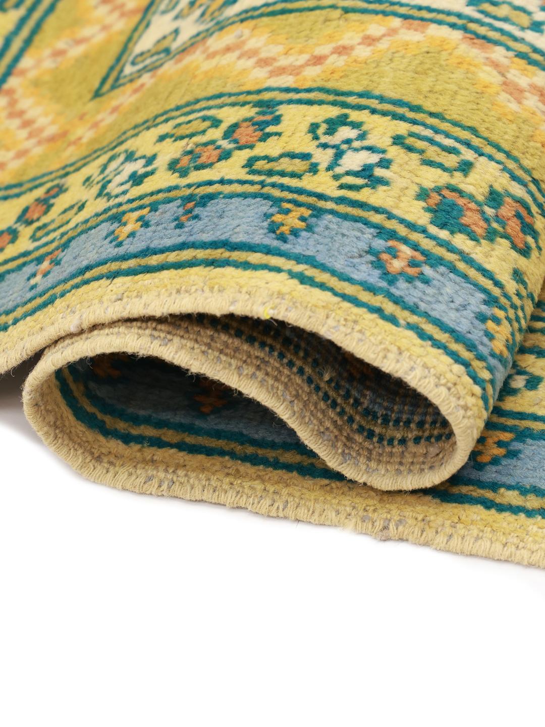 Håndknyttet Afghan Akhche tæppe med gul bund og traditionelle motiver.