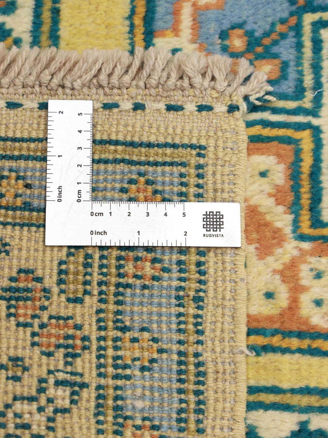 Håndknyttet Afghan Akhche tæppe med gul bund og traditionelle motiver.