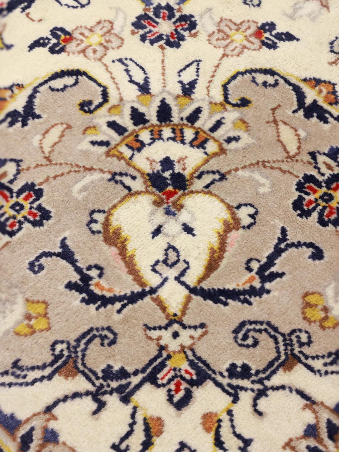 Håndknyttet Keshan-tæppe fra Mellemøsten med beige felt og blomstermedaljon-mønster.