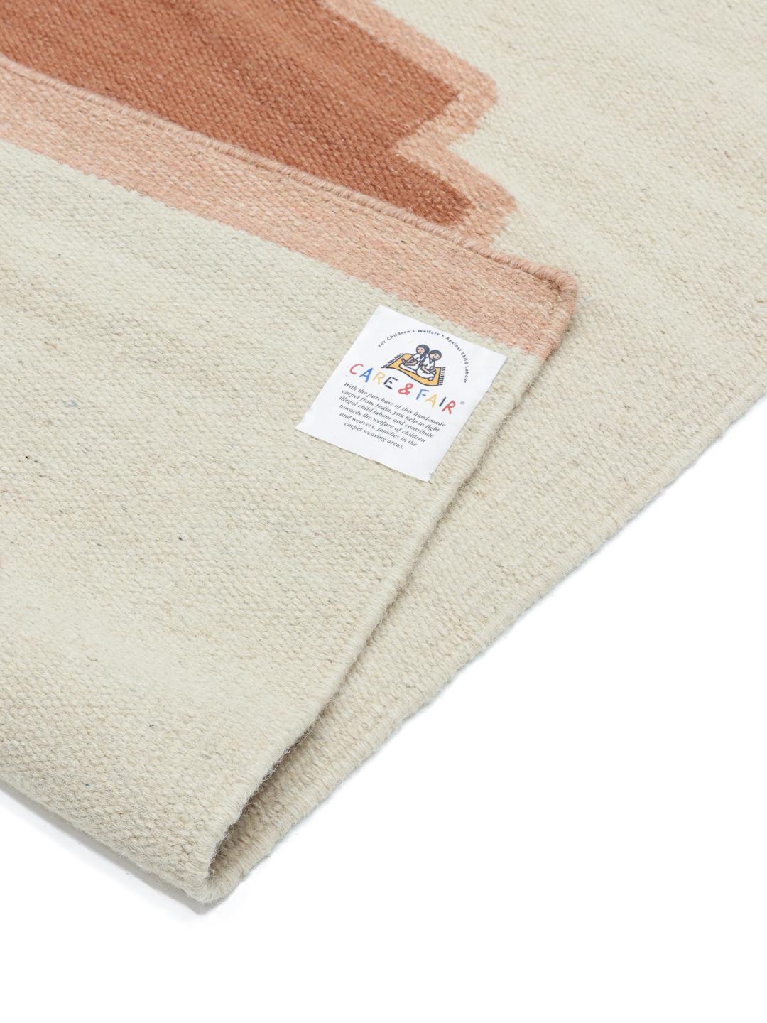 Tapis de couloir tissé à la main blanc cassé avec des motifs géométriques rouge rouille
