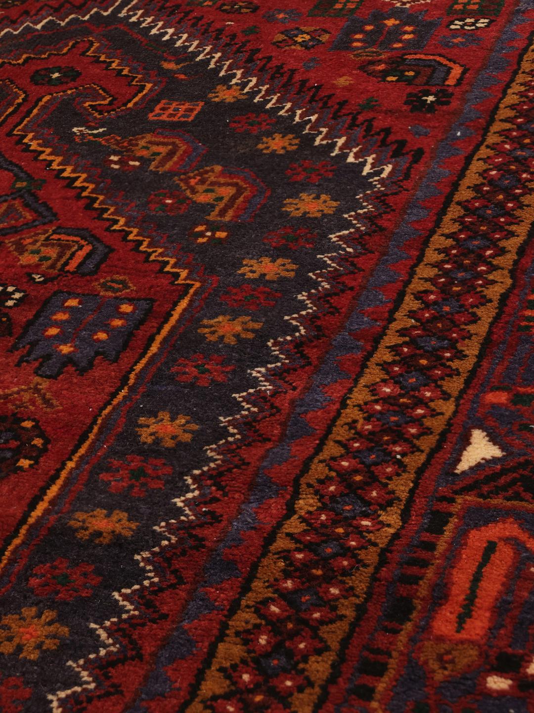 Handgeknoopt Zanjan-tapijt uit het Midden-Oosten in donkerrood met geometrische patronen