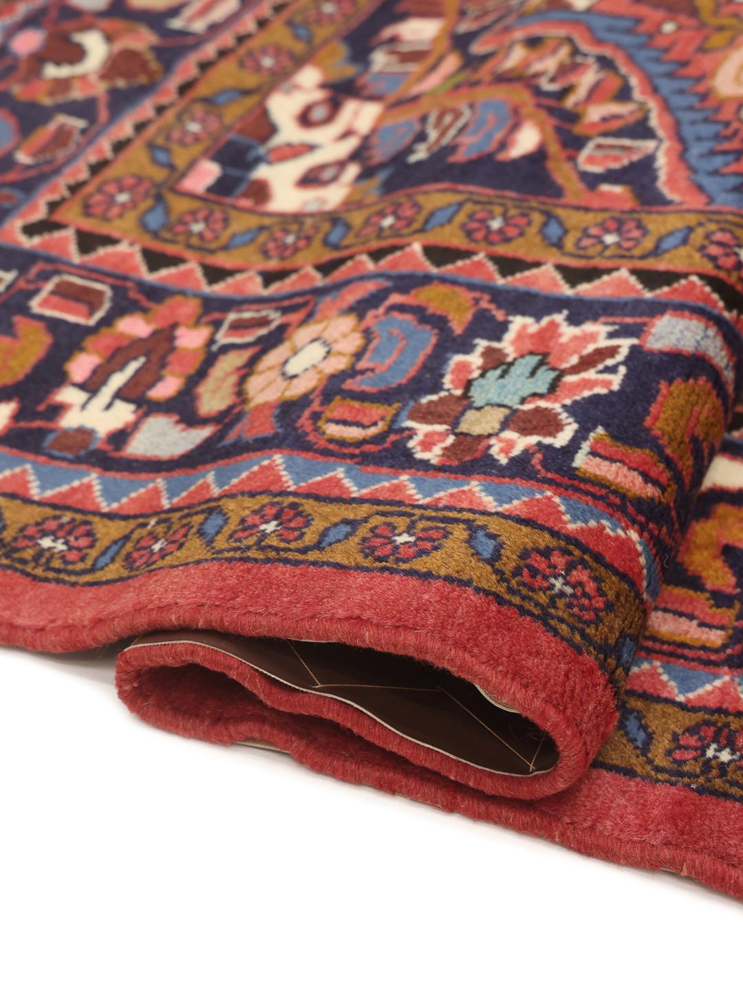 Handgeknoopt Lillian tapijt uit het Midden-Oosten in tinten rood en blauw.