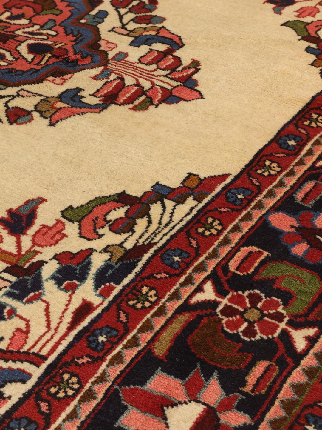 Handgemaakt Lillian-tapijt met een centraal medaillon en bloemmotieven in beige, blauwe en rode tinten
