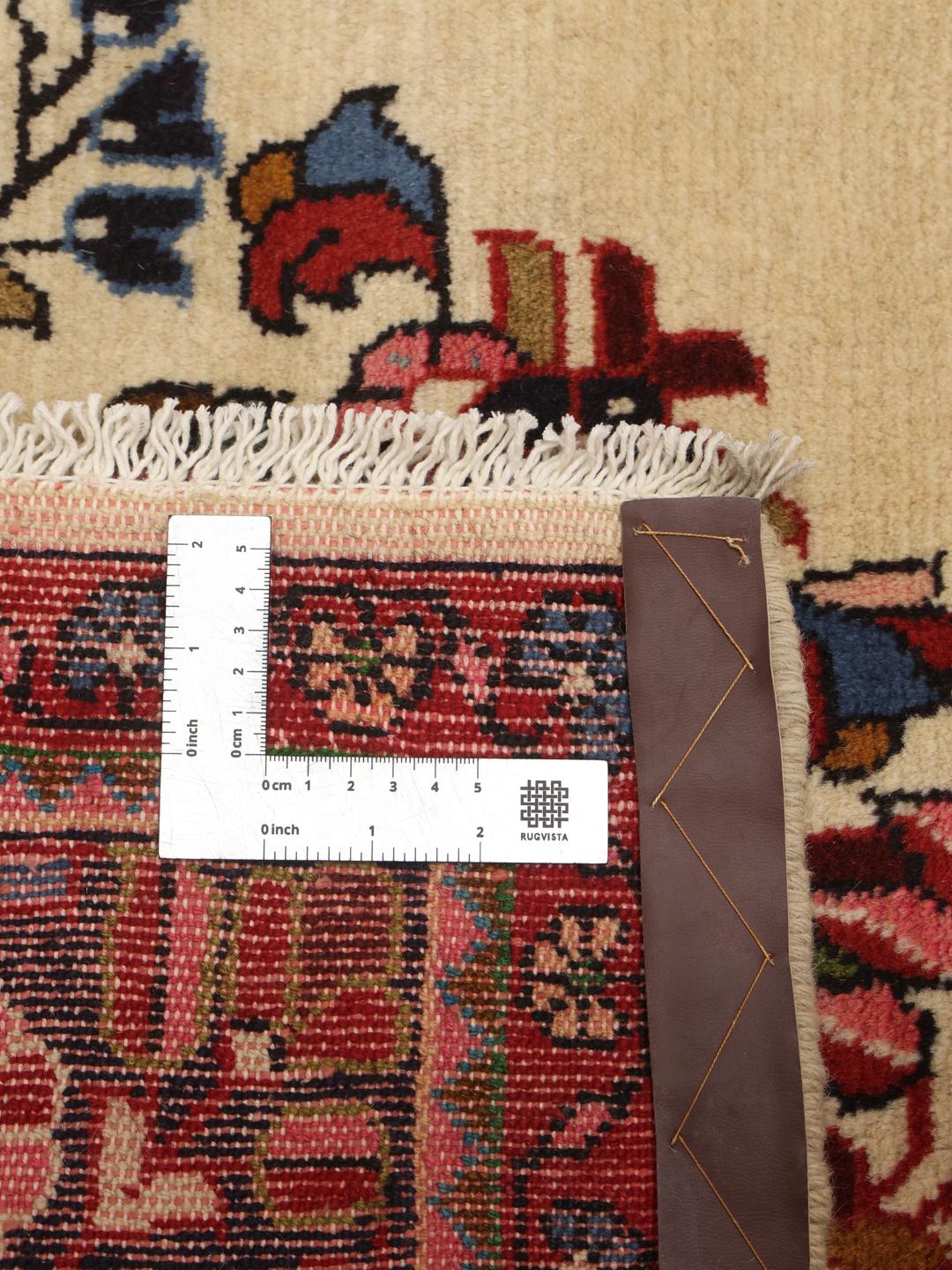 Handgemaakt Lillian-tapijt met een centraal medaillon en bloemmotieven in beige, blauwe en rode tinten