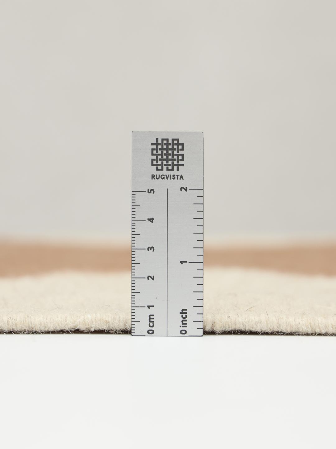 Handgeweven wollen vloerkleed in roestrood en natuurlijk wit met geometrisch patroon