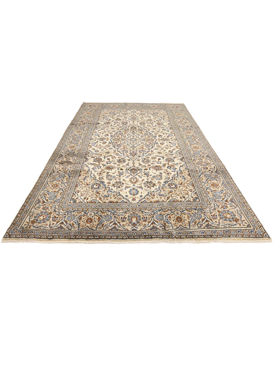 Handgeknoopt Keshan-tapijt uit het Midden-Oosten met een beige achtergrond en bloemenpatronen