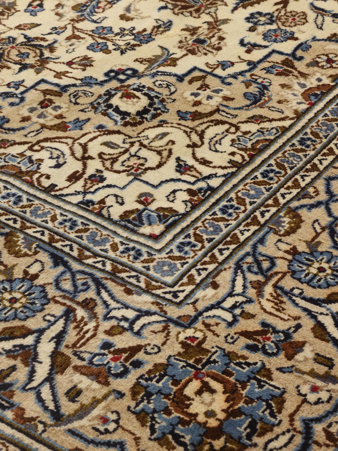 Handgeknoopt Keshan-tapijt uit het Midden-Oosten met een beige achtergrond en bloemenpatronen