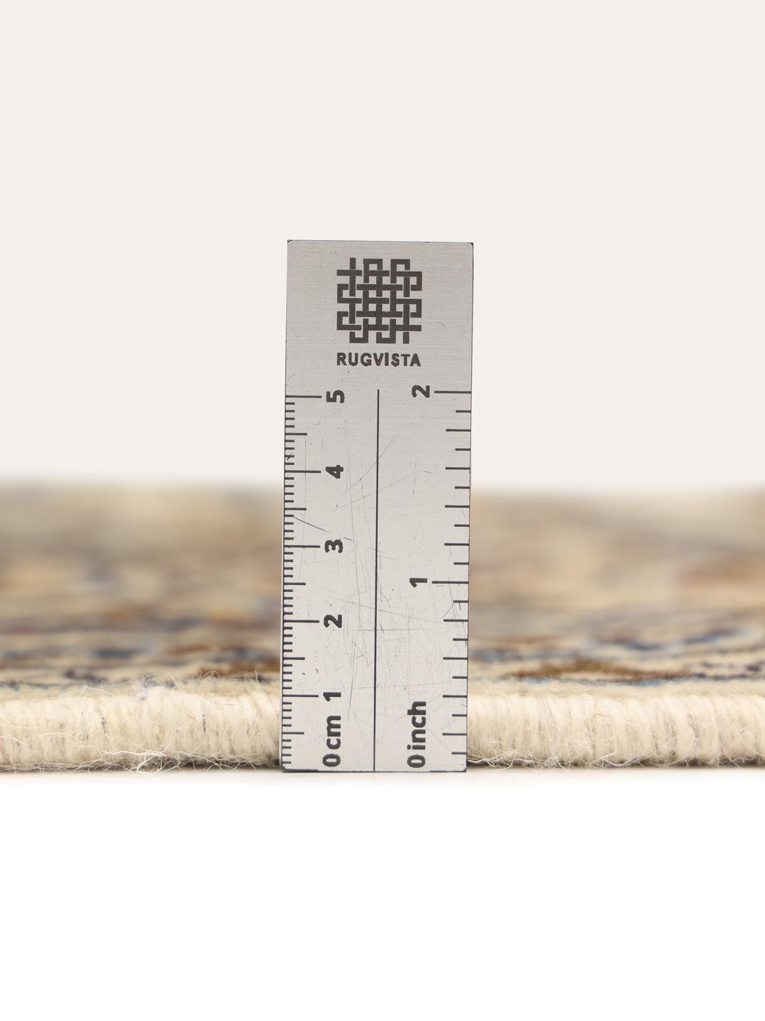 Handgeknoopt Keshan-tapijt uit het Midden-Oosten met een beige achtergrond en bloemenpatronen