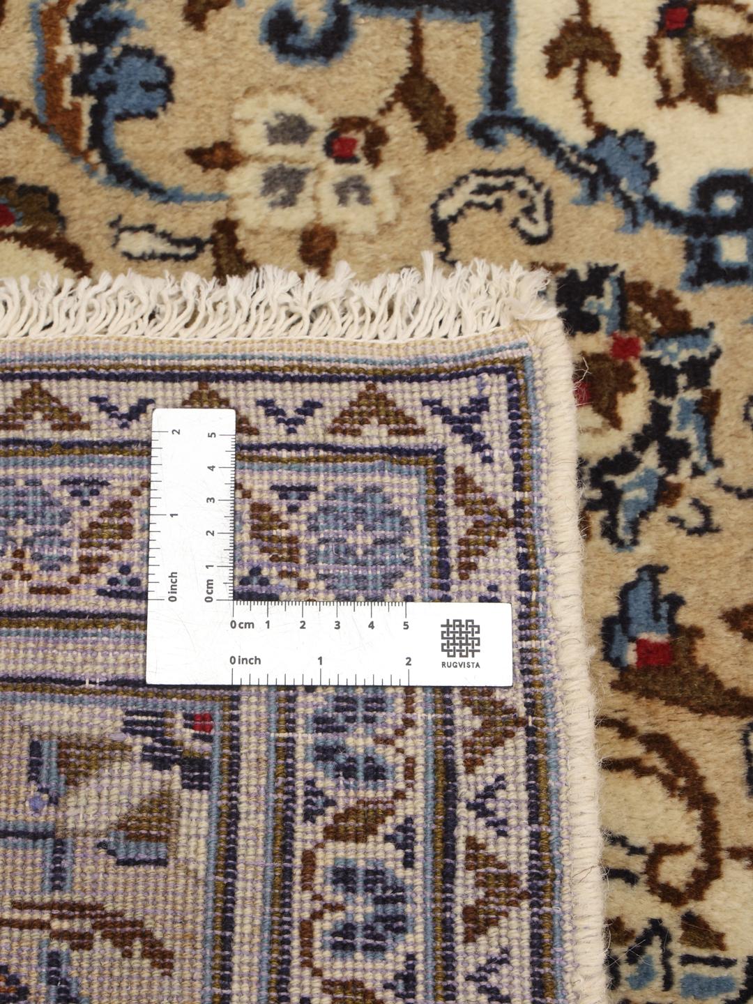 Handgeknoopt Keshan-tapijt uit het Midden-Oosten met een beige achtergrond en bloemenpatronen
