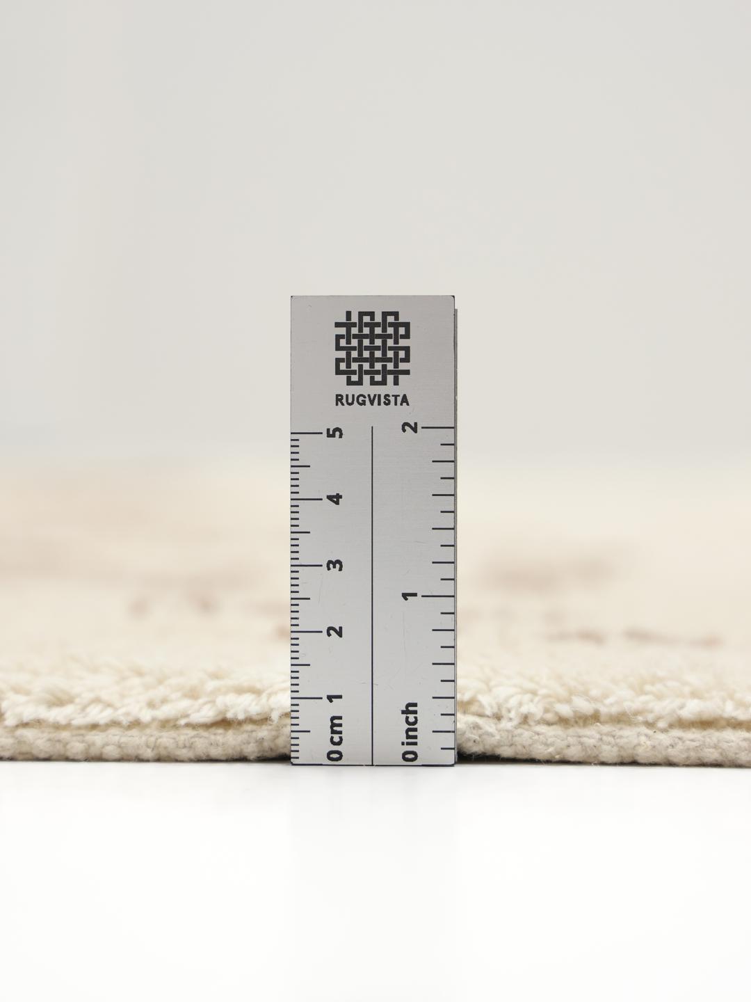 Beige en wit tapijt met organisch patroon en franjes