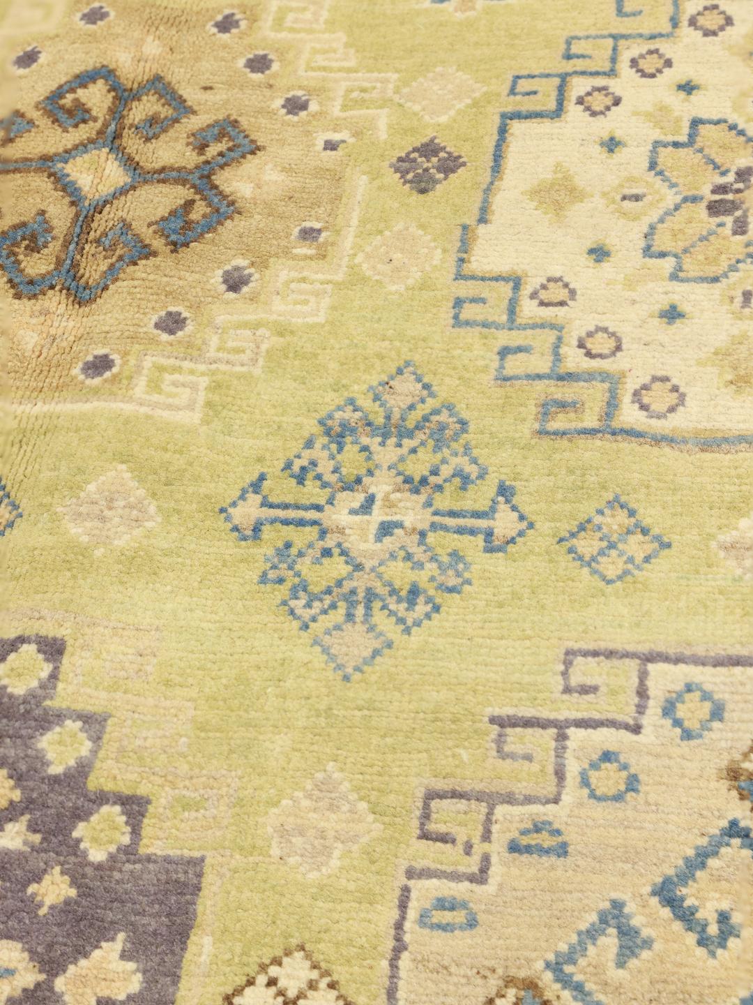 Ręcznie wiązany afgański dywan Kazak w kolorze jasnozielonym z geometrycznymi wzorami.